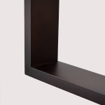 Lampa wisząca Aries w kolorze czarnym i wenge, z jedną oprawą na żarówkę E27. Ujęcie z boku, ukazujące kąt prosty oraz teksturowaną powierzchnię. Prosta, nowoczesna forma pasująca do różnych wnętrz.