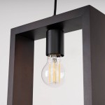 Lampa wisząca Aries 1xE27 w kolorze czarnym i wenge. Posiada prostokątną ramę z drewna wenge, z czarnym uchwytem dla żarówki. Widoczna przezroczysta żarówka z żółtymi włóknami. Ujęcie z bliska na detal lampy.