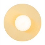 Kinkiet Paloma w kolorze mosiądzu z białym kloszem, z okrągłą, gładką podstawą. Widok z góry, ukazujący delikatny wzór klosza oraz efektowne odbicie na tle. Przeznaczony do żarówki E14.