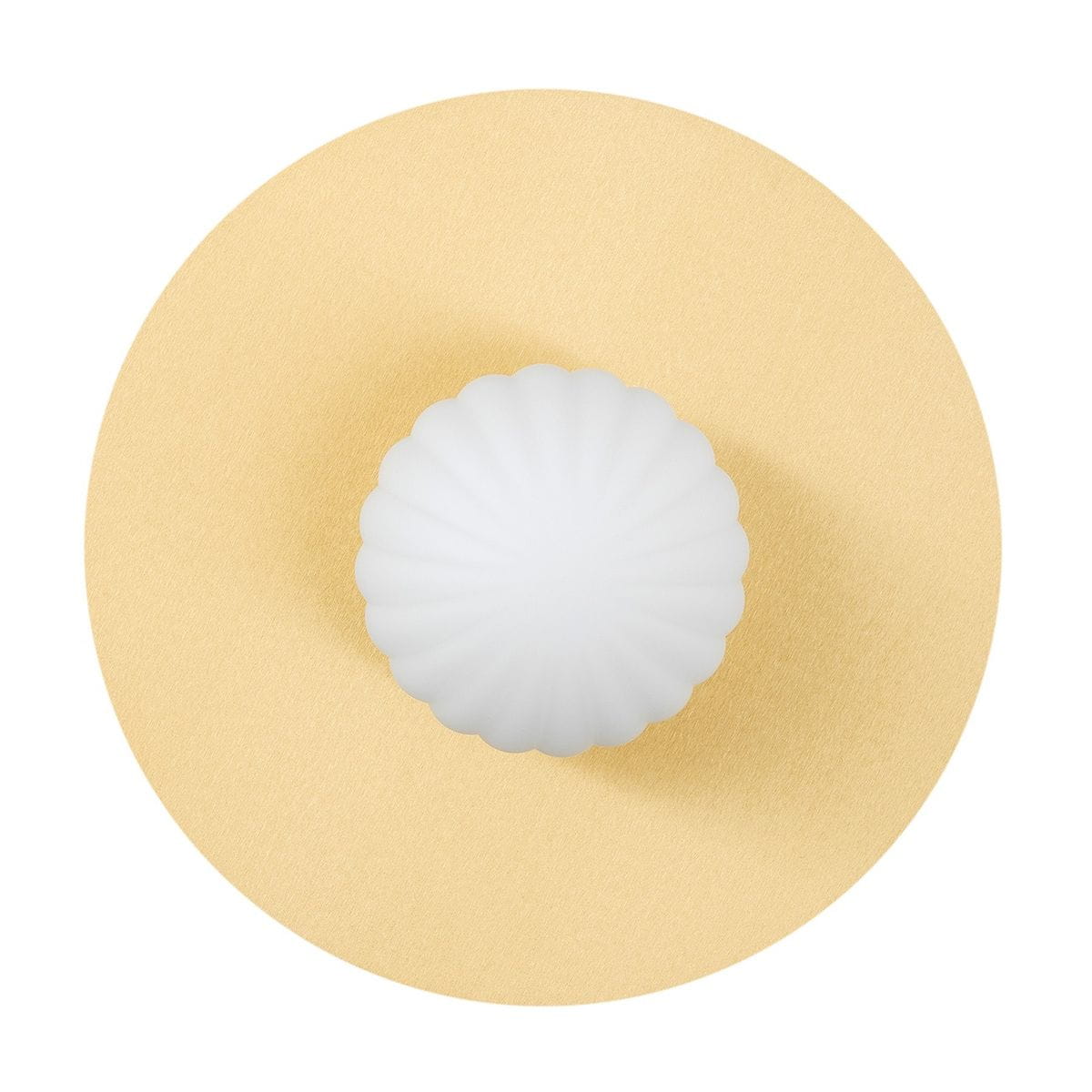 Kinkiet Paloma w kolorze mosiądzu z białym kloszem, o okrągłej, teksturowanej podstawie. Klosz ma kształt lekko falisty, umieszczony centralnie na tle złotej tarczy. Produkt zamontowany na ścianie, widok z góry.