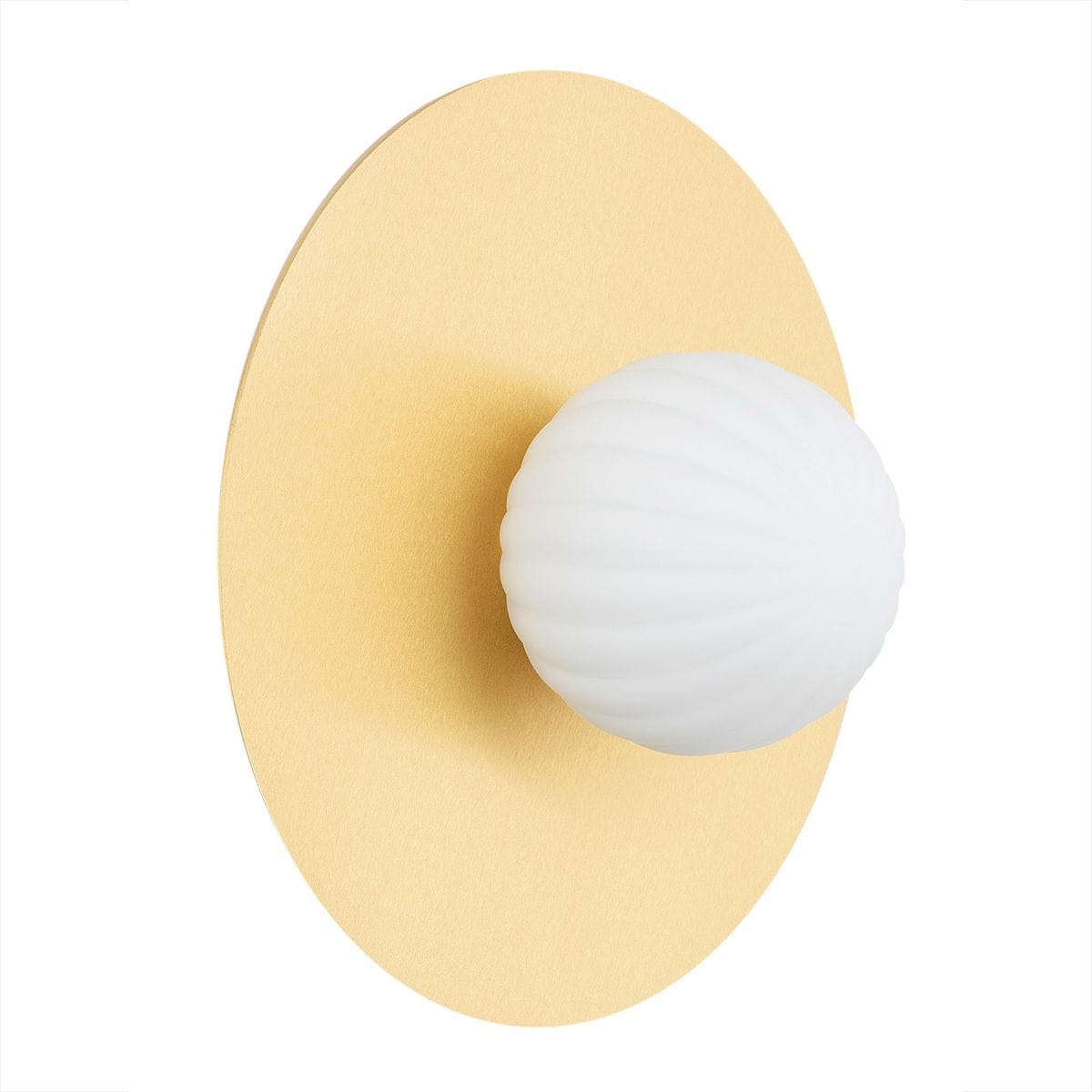 Kinkiet Paloma w kolorze mosiądzu z białym, teksturowanym kloszem w kształcie kuli. Produkt zamontowany na okrągłej, złotej podstawie. Ujęcie frontalne, ukazujące szczegóły wykończenia i faktury. Idealny do nowoczesnych wnętrz.