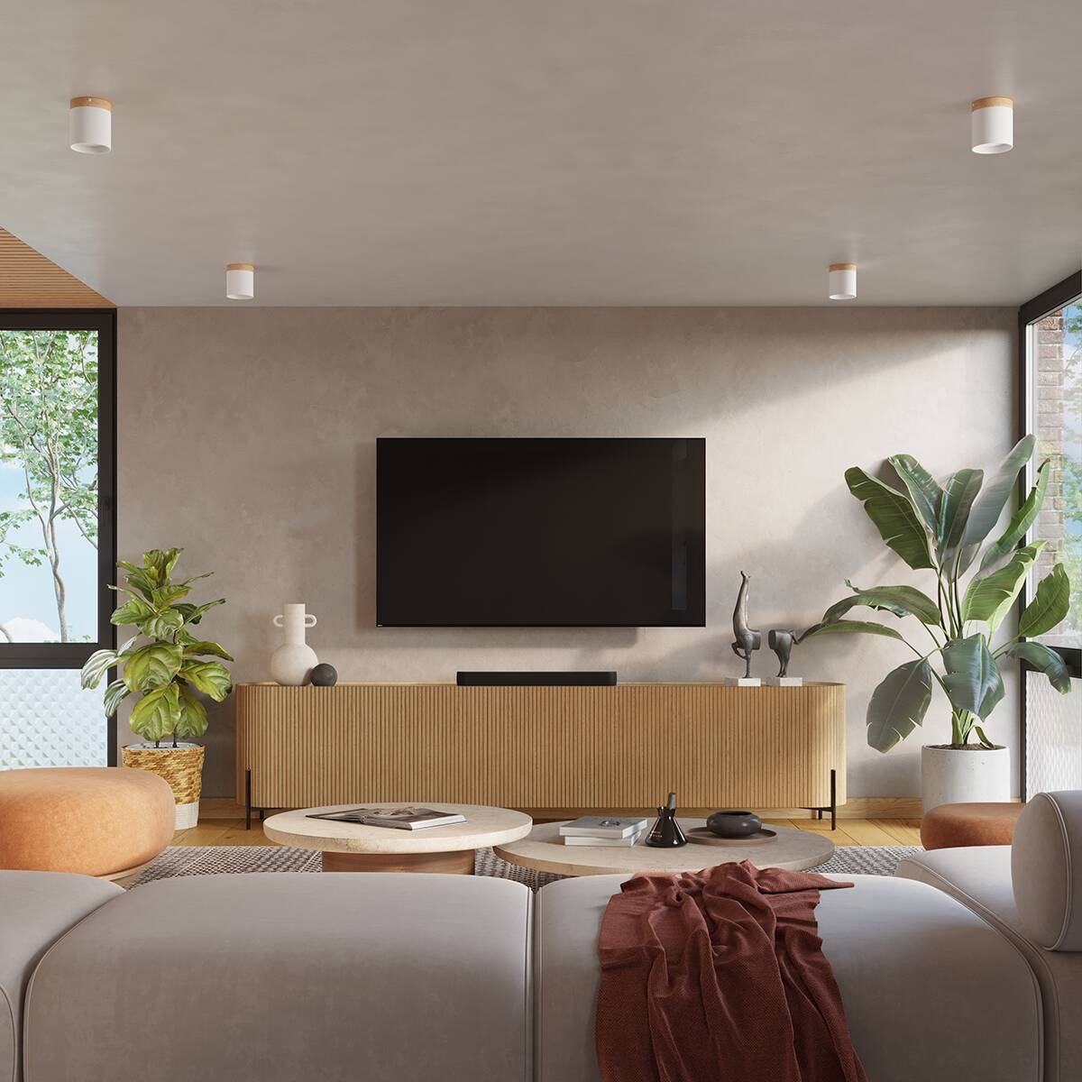 Lampa sufitowa Rif tuba 1xGU10 w białym kolorze z drewnianym akcentem, zamontowana na suficie w nowoczesnym wnętrzu. Widoczne także meble, telewizor oraz rośliny w tle.