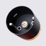 Czarna lampa sufitowa tuba z drewnianym wykończeniem, widok od góry. Zawiera gniazdo GU10 oraz metalowe mocowania. Prosty design, idealna do nowoczesnych wnętrz. Tło jasnoszare, podkreślające detale lampy.