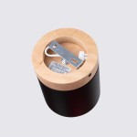 Lampa sufitowa Rif w kształcie tuby, czarna z drewnianym wykończeniem. Widok z góry, ukazujący metalowy mocujący element oraz przewody. Wnętrze lampy z miejscem na żarówkę GU10. Tło jasnoszare.