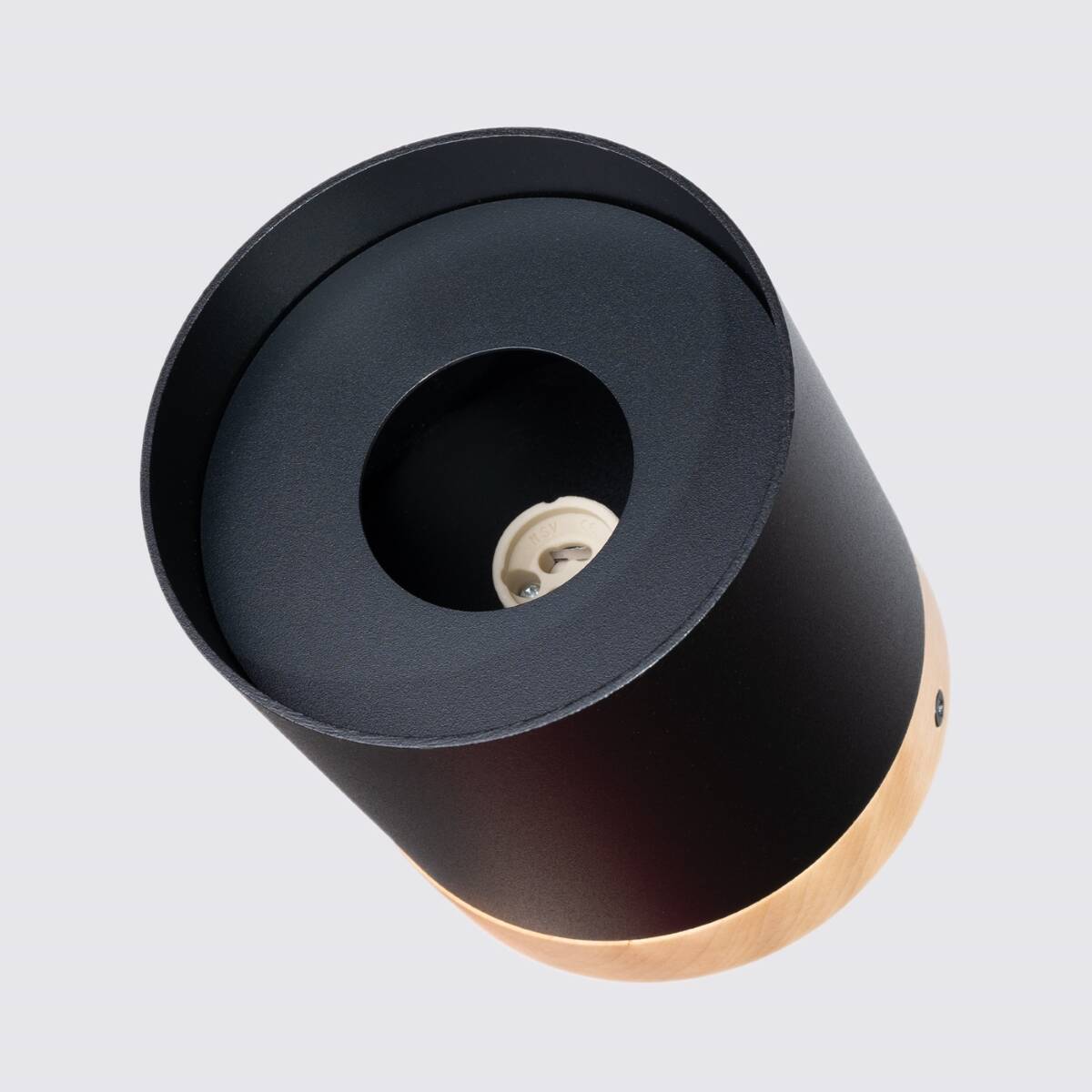 Lampa sufitowa Rif tuba 1xGU10 w kolorze czarnym z drewnianym elementem. Ujęcie z góry, ukazujące okrągły kształt i otwór na żarówkę. Gładka, matowa powierzchnia oraz widoczne mocowanie. Idealna do nowoczesnych wnętrz.