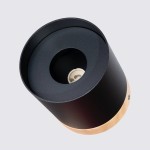 Lampa sufitowa Rif tuba 1xGU10 w kolorze czarnym z drewnianym elementem. Ujęcie z góry, ukazujące okrągły kształt i otwór na żarówkę. Gładka, matowa powierzchnia oraz widoczne mocowanie. Idealna do nowoczesnych wnętrz.