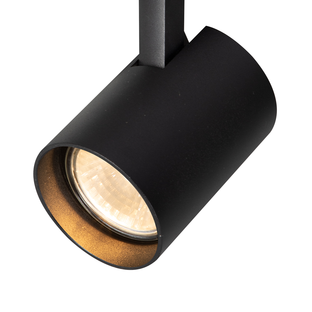 Reflektor spot Track Volf 1xGU10 w kolorze czarnym, z okrągłą obudową i matową fakturą. Ujęcie z góry, ukazujące wnętrze źródła światła. Element montażowy w formie krótkiego ramienia. Idealny do oświetlenia szynowego.