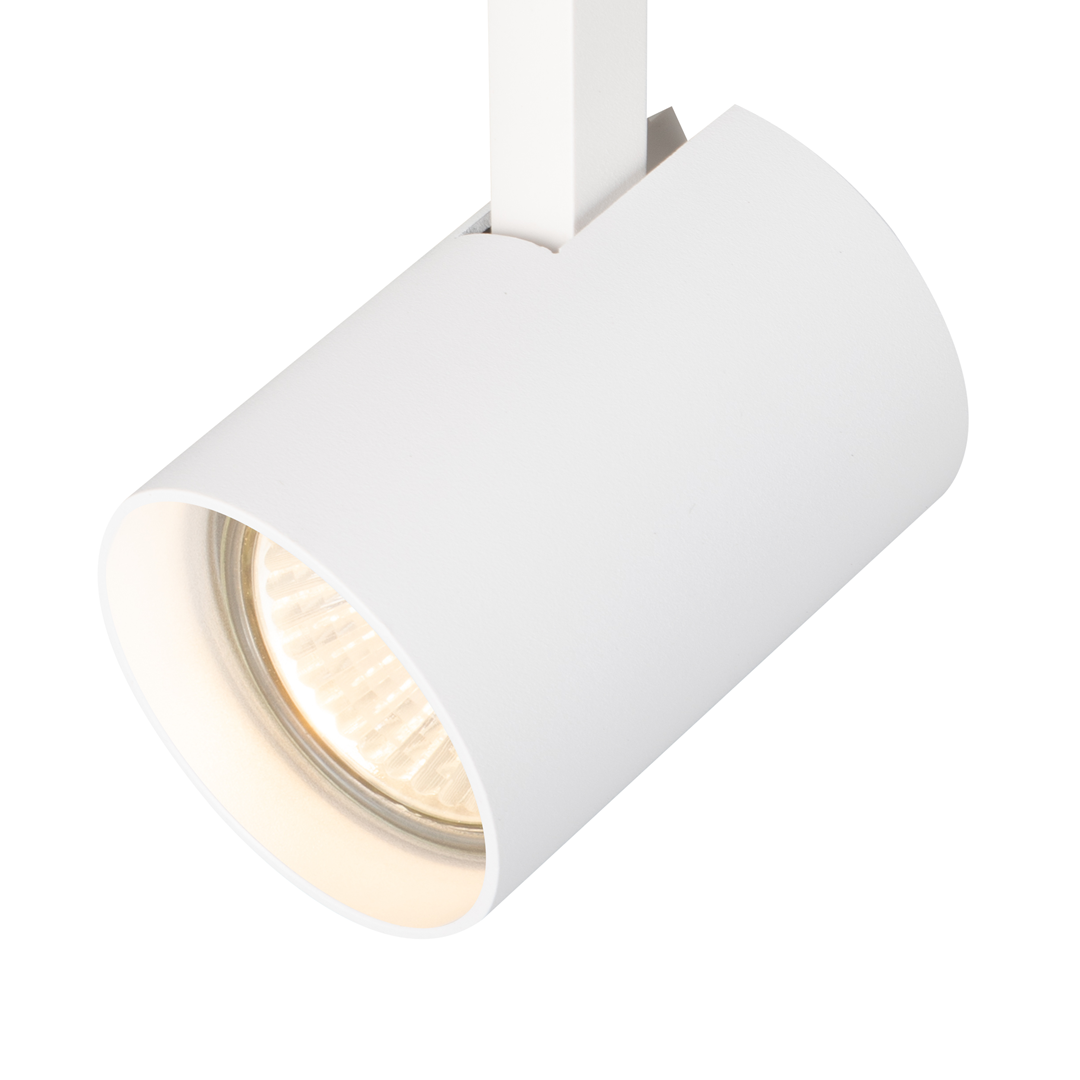 Reflektor Track Volf w kolorze białym, z mocowaniem do szyny, z okrągłą obudową. Ujęcie z góry, pokazujące źródło światła GU10. Gładka, matowa faktura, bez dodatkowych zdobień. Idealny do oświetlenia wnętrz.