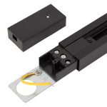 Track prowadnica szyna o długości 100 cm w kolorze czarnym. Elementy składają się z metalowej podstawy z otworem na mocowanie oraz czarnego, prostokątnego korpusu. Widoczne są również śruby mocujące i przewód elektryczny.