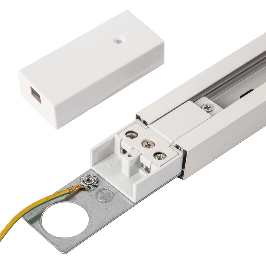 Track prowadnica szyna 100 cm w kolorze białym z metalową podstawą. Widoczna złącza i otwory do montażu. Obok umieszczona osłona z tworzywa sztucznego. Szyna jest w pozycji poziomej, ukazując detale mocowania oraz przewody.