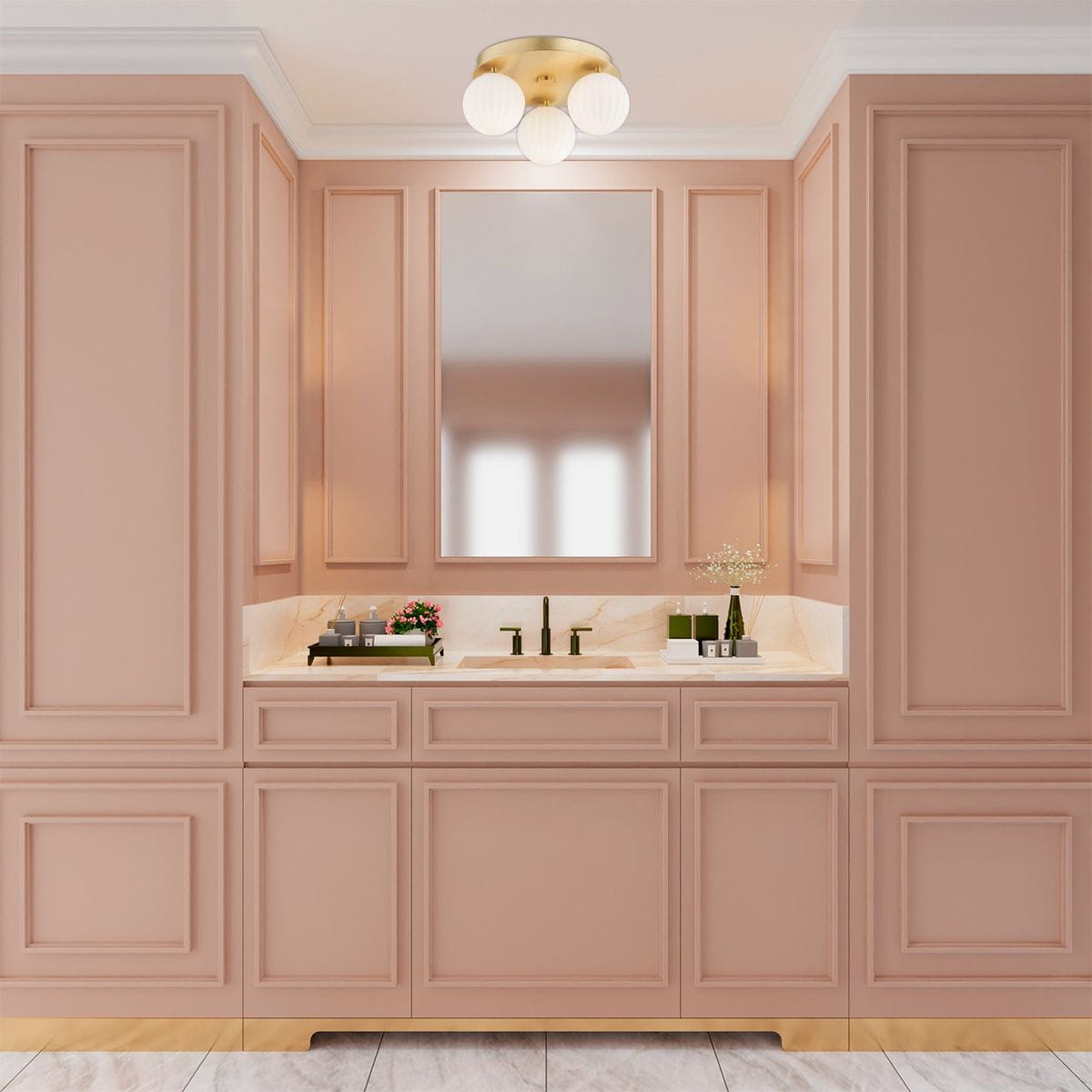 Lampa sufitowa Paloma 3xE14 w kolorze mosiądzu z białymi kloszami, zamontowana na suficie, w eleganckim wnętrzu z różowymi ścianami i dużym lustrem. Klosze mają okrągły kształt, a całość tworzy nowoczesny akcent w aranżacji.