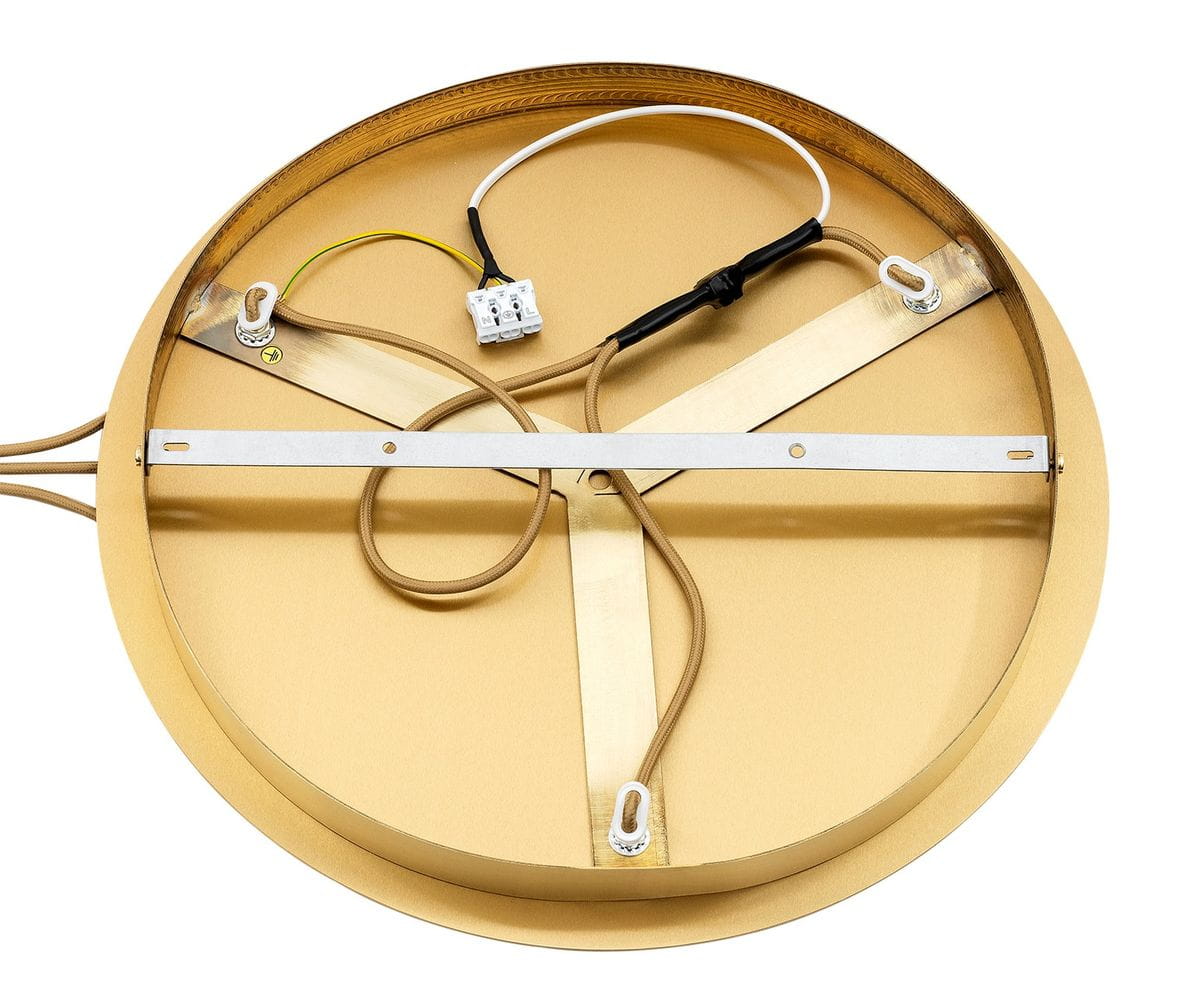 Lampa sufitowa Paloma z mosiądzu i białymi elementami, z okrągłą, złotą podstawą. Wewnątrz widoczne przewody oraz metalowe mocowania. Przeznaczona na trzy żarówki E14, umieszczona w pozycji leżącej.