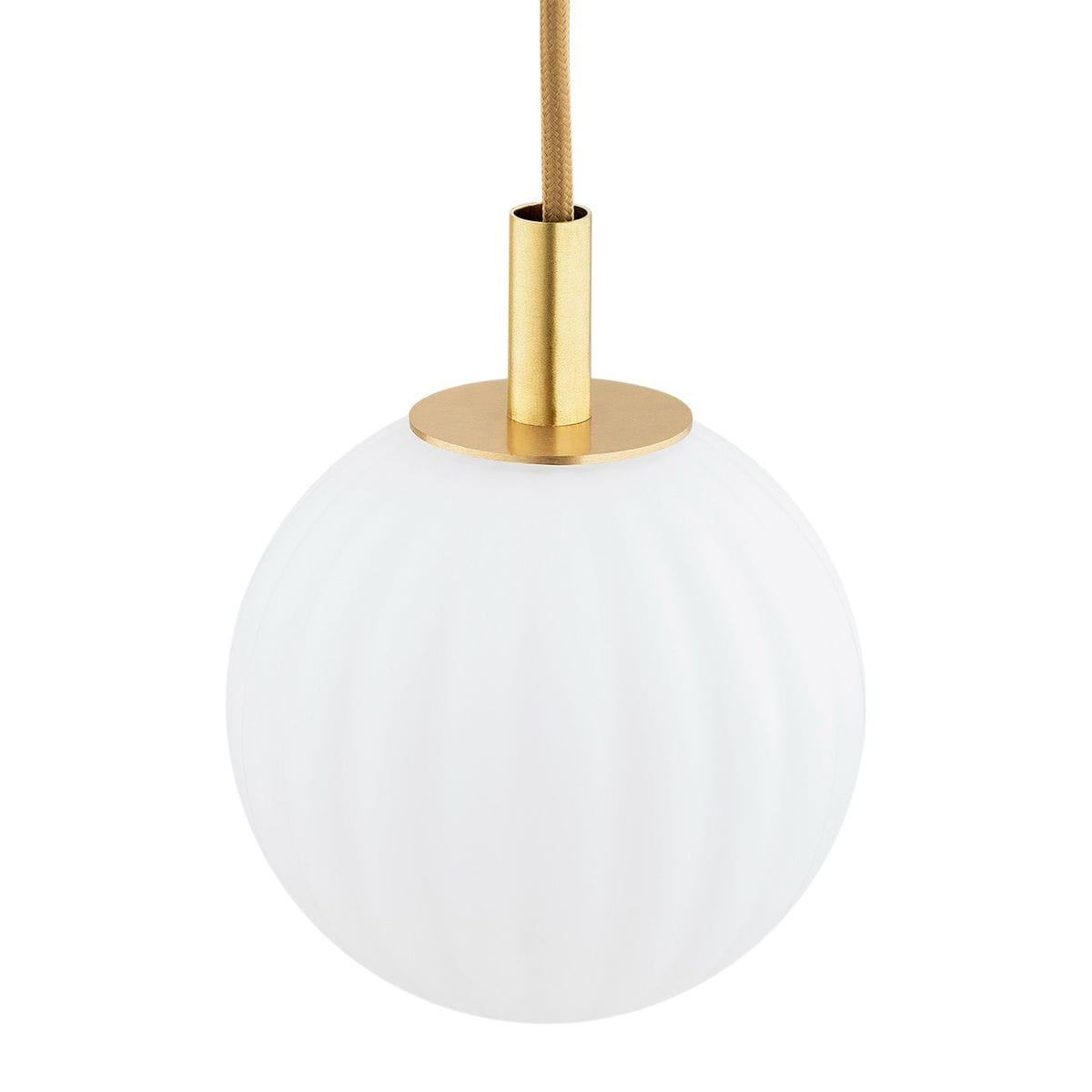 Lampa wisząca Paloma z mosiężnym uchwytem i białym kloszem w kształcie kuli. Klosz ma teksturowaną powierzchnię. Produkt zawieszony na cienkim, złotym przewodzie, w zbliżeniu na detal mocowania.
