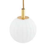 Lampa wisząca Paloma z mosiężnym uchwytem i białym kloszem w kształcie kuli. Klosz ma teksturowaną powierzchnię. Produkt zawieszony na cienkim, złotym przewodzie, w zbliżeniu na detal mocowania.