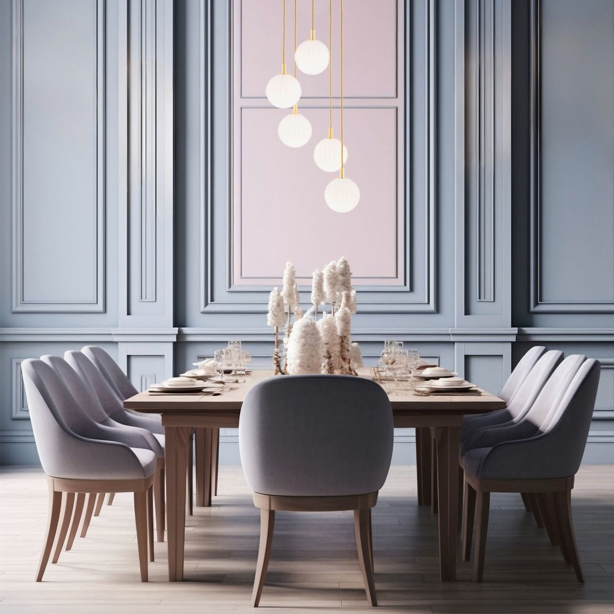 Lampa wisząca Paloma z pięcioma źródłami światła E14, w złotym mosiądzu i białych kloszach, zawieszona nad drewnianym stołem w eleganckiej jadalni. Tło w odcieniach błękitu z dekoracjami na stole.