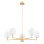 Żyrandol Paloma z pięcioma oprawami E14, wykonany z mosiądzu w kolorze złotym i białych, szklanych kloszy w kształcie kul. Produkt zawieszony na długim stelażu, z widocznymi detalami montażowymi.