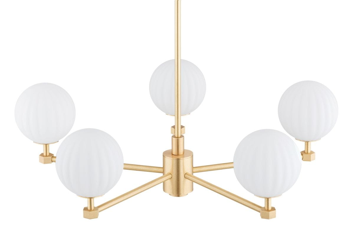Żyrandol Paloma w kolorze mosiądzu z pięcioma białymi kloszami w kształcie kul, o żebrowanej fakturze. Ułożony w centralnym punkcie, z widocznymi metalowymi ramionami. Idealny do nowoczesnych wnętrz.
