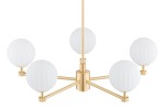 Żyrandol Paloma w kolorze mosiądzu z pięcioma białymi kloszami w kształcie kul, o żebrowanej fakturze. Ułożony w centralnym punkcie, z widocznymi metalowymi ramionami. Idealny do nowoczesnych wnętrz.