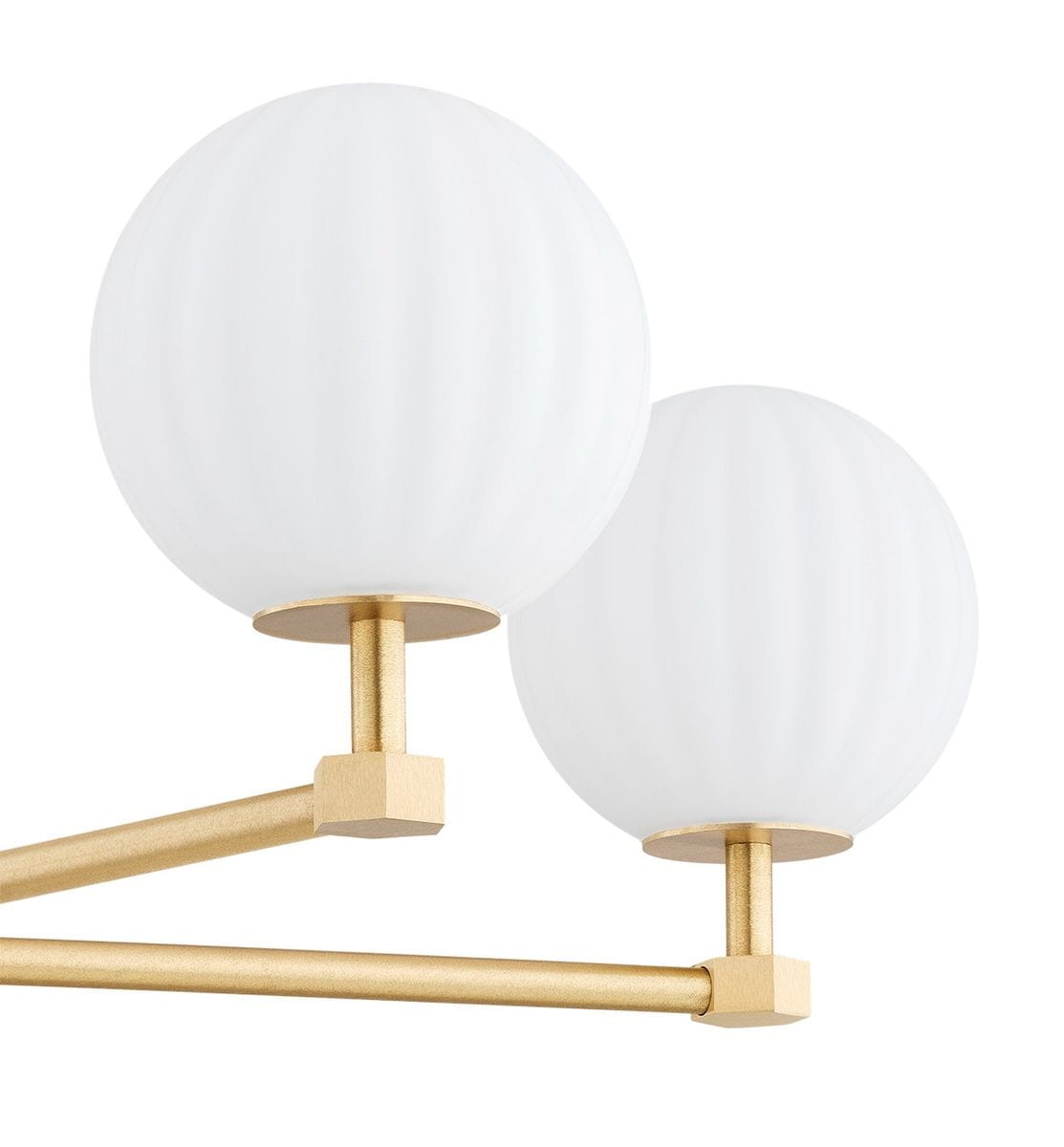 Mosiężny żyrandol Paloma z pięcioma oprawami E14, w białych, matowych kloszach o zaokrąglonym kształcie. Klosze mają teksturowaną powierzchnię. Produkt prezentowany z boku, ukazujący detale mocowania i ramienia.