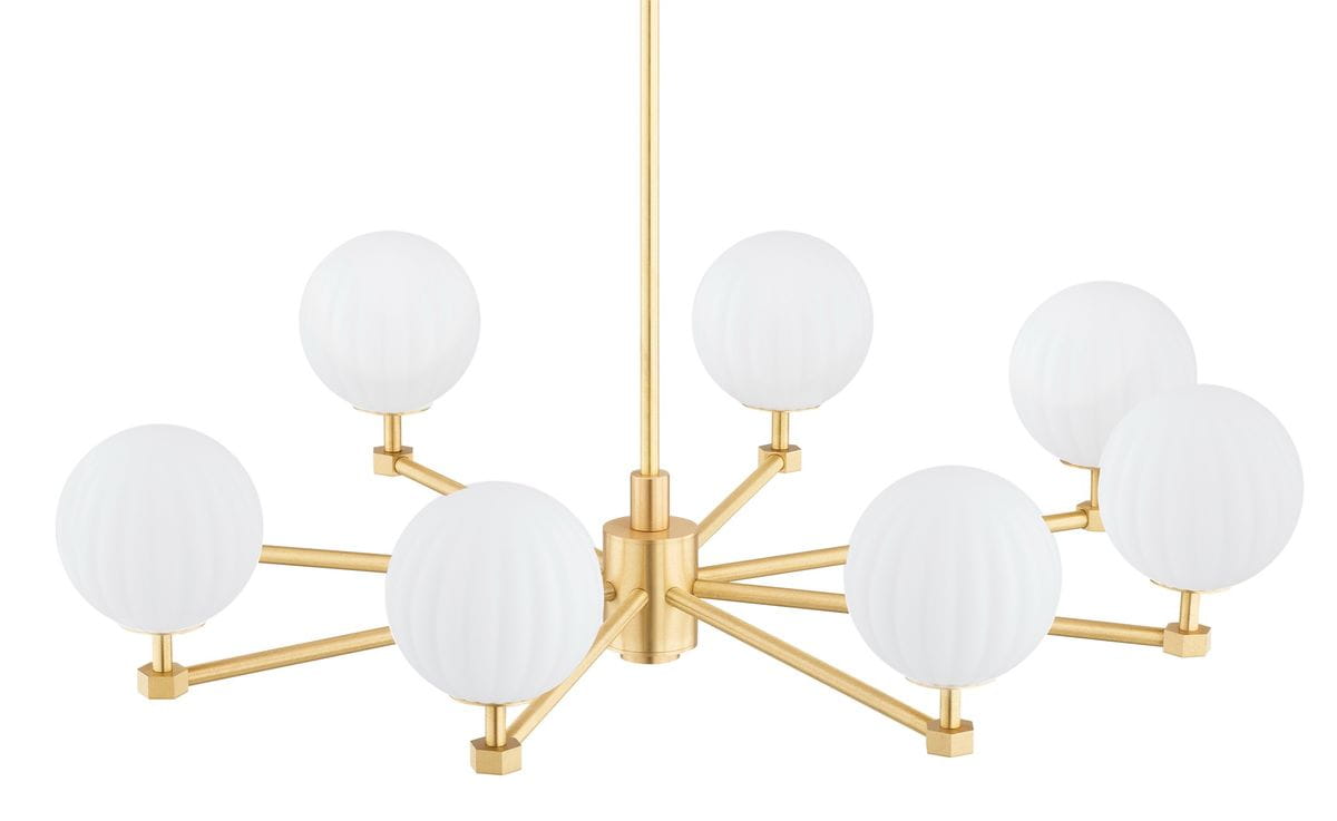 Paloma żyrandol w kolorze mosiądzu z białymi, okrągłymi kloszami. Posiada osiem miejsc na żarówki E14. Ułożony w formie promieni, z centralną częścią i wydłużonymi ramionami, prezentowany na jednolitym tle.