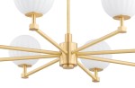 Żyrandol Paloma w kolorze mosiądzu z białymi kloszami, posiadający osiem ramion. Konstrukcja z metalowymi elementami ma nowoczesny design, a klosze mają delikatną, żłobkowaną fakturę. Ujęcie z dołu, ukazujące szczegóły mocowania i ramion.
