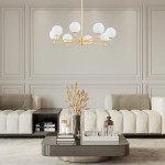 Żyrandol Paloma w kolorze mosiądzu i białym, z ośmioma kulistymi kloszami. Ujęcie z góry, zawieszony na długim przewodzie w nowoczesnym wnętrzu z jasnymi sofami i stylowym stolikiem. Idealny do oświetlenia przestrzeni.
