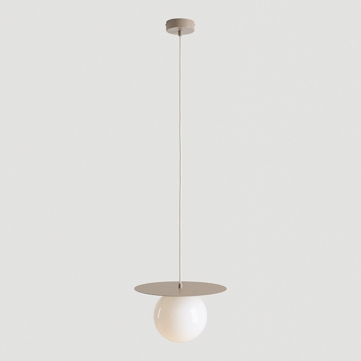 Lampa wisząca Loop Beige M z jednym gniazdem E27, zawieszona na długim przewodzie. Posiada okrągłą, matową, białą szklankę oraz okrągłą, beżową osłonę na górze. Prosta forma, idealna do nowoczesnych wnętrz. Tło jasne, jednolite.