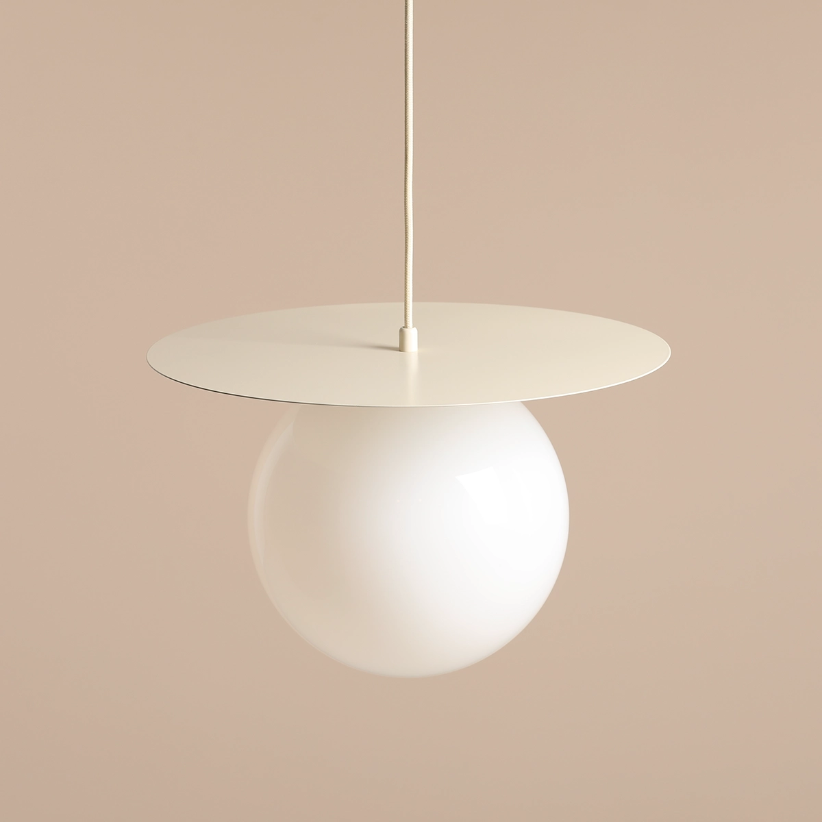 Lampa wisząca Loop Cream L z białym, półprzezroczystym kloszem w kształcie kuli, zawieszona na cienkim przewodzie. U góry znajduje się okrągła, płaska podsufitka w jasnym kolorze. Idealna do nowoczesnych wnętrz.