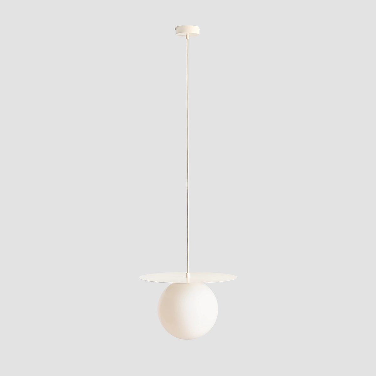 Biała lampa wisząca Loop Cream L z okrągłym kloszem i płaską podstawą. Zawieszona na cienkim przewodzie, z oprawką na żarówkę E27. Prosty, minimalistyczny design na szarym tle.
