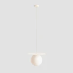 Biała lampa wisząca Loop Cream L z okrągłym kloszem i płaską podstawą. Zawieszona na cienkim przewodzie, z oprawką na żarówkę E27. Prosty, minimalistyczny design na szarym tle.