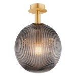 Lampa sufitowa Paloma z mosiężnym wykończeniem i dymnym, prążkowanym kloszem w kształcie kuli. Zawieszona na złotym uchwycie, jednowłóknowa, idealna do nowoczesnych wnętrz.