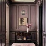 Lampa wisząca Paloma D25 w mosiężnym wykończeniu z dymnym kloszem, okrągła, zawieszona na czarnym przewodzie. Umieszczona w eleganckim wnętrzu z różowymi akcentami i dekoracyjnym stolikiem.