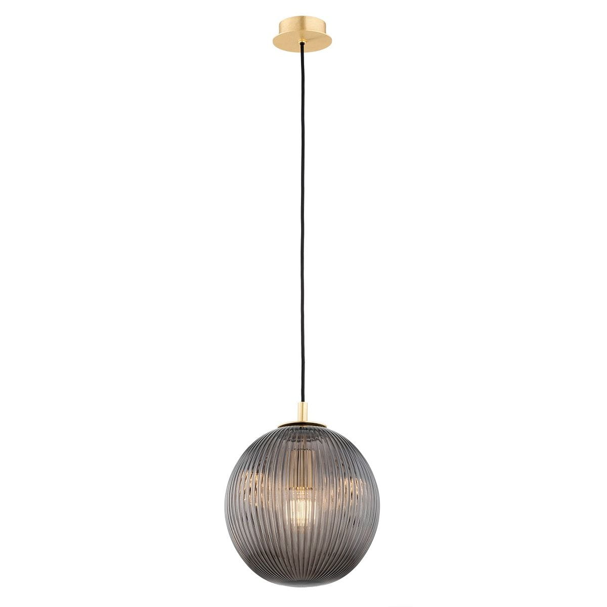 Lampa wisząca Paloma D25 z mosiężnym elementem i dymnym, szklanym kloszem w kształcie kuli. Zawieszona na czarnym przewodzie, z widocznym gwintem E27. Klosz ma delikatny, żłobkowany wzór, co dodaje elegancji.