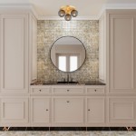 Lampa sufitowa Paloma 3xE14 w kolorze mosiężnym z dymnymi kloszami, zamontowana na suficie w kuchni. Oświetlenie nad czarnym blatem, w otoczeniu beżowych szafek i okrągłego lustra na tle mozaiki.