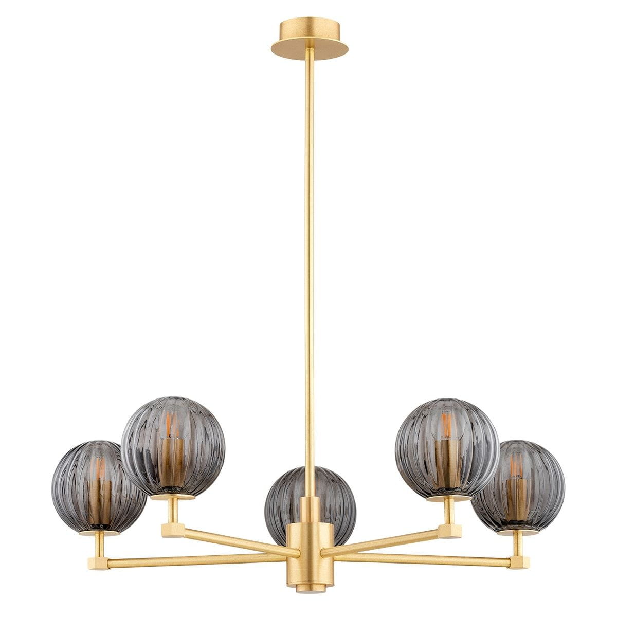 Żyrandol Paloma z pięcioma oprawami E14 w mosiężnym wykończeniu. Szklane klosze w dymnym kolorze z wyraźnymi żłobieniami. Ułożony w centralnej pozycji, zwisający z sufitu na cienkim przewodzie.