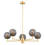 Żyrandol Paloma z pięcioma oprawami E14 w mosiężnym wykończeniu. Szklane klosze w dymnym kolorze z wyraźnymi żłobieniami. Ułożony w centralnej pozycji, zwisający z sufitu na cienkim przewodzie.