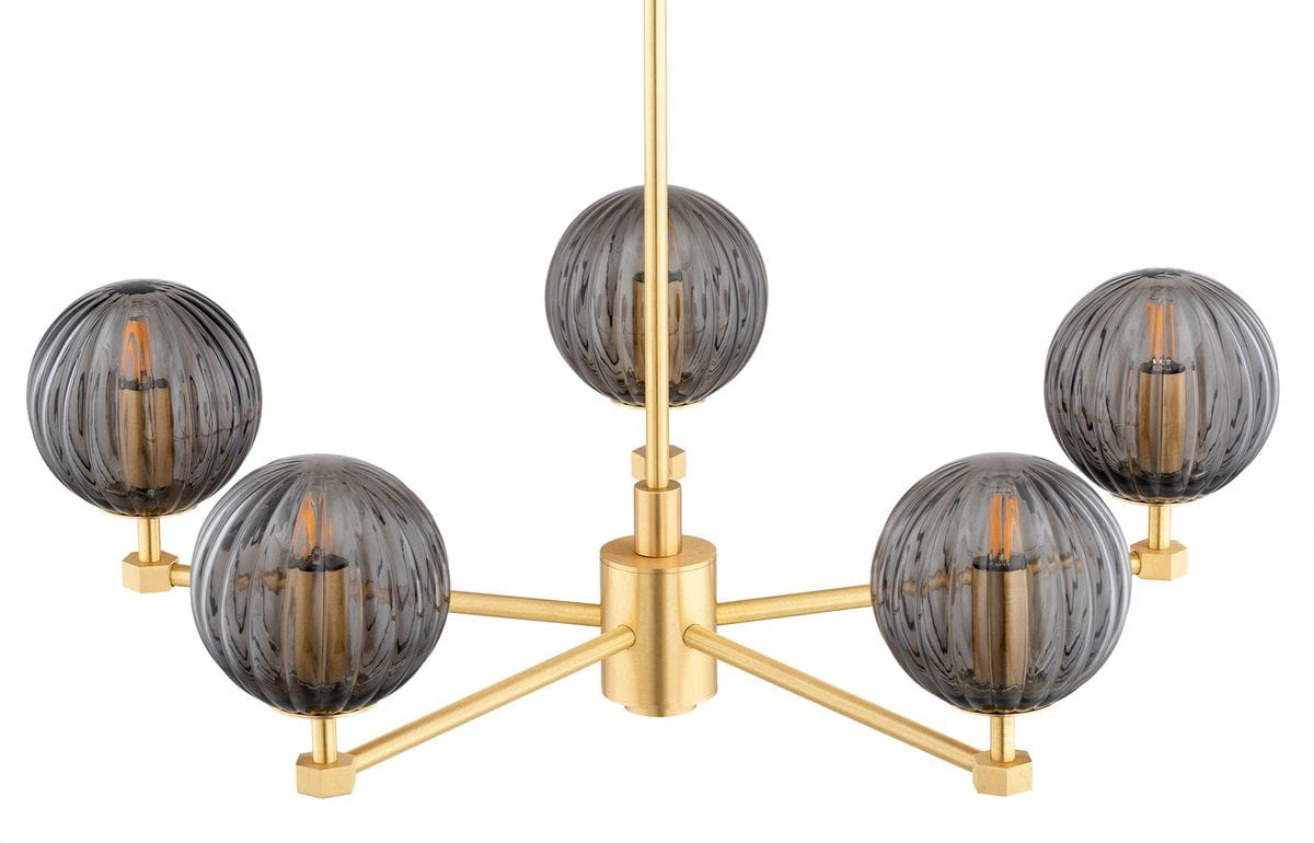 Żyrandol Paloma 5xE14 w kolorze mosiądzu z dymnymi, szklanymi kloszami o okrągłym kształcie. Ujęcie frontalne, produkt zawieszony. Klosze mają teksturowaną powierzchnię, a całość ma nowoczesny design.