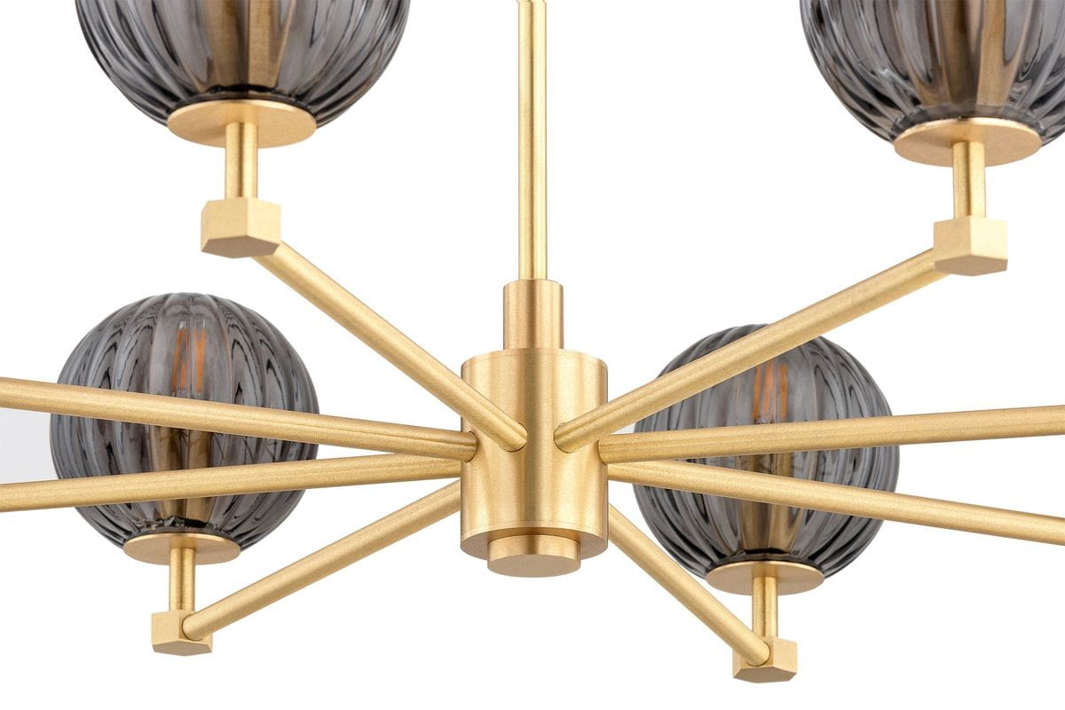 Mosiężny żyrandol Paloma z ośmioma oprawami E14, z dymnymi, żebrowanymi kloszami. Ujęcie z bliska, ukazujące centralny element i promieniście rozchodzące się ramiona. Idealny do nowoczesnych wnętrz.