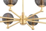 Mosiężny żyrandol Paloma z ośmioma oprawami E14, z dymnymi, żebrowanymi kloszami. Ujęcie z bliska, ukazujące centralny element i promieniście rozchodzące się ramiona. Idealny do nowoczesnych wnętrz.