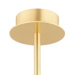 Mosiężny żyrandol Paloma z ośmioma oprawami E14, widok z góry na okrągłą, matową podstawę i prostą, złotą rurę. Produkt zawieszony, na jednolitym tle.