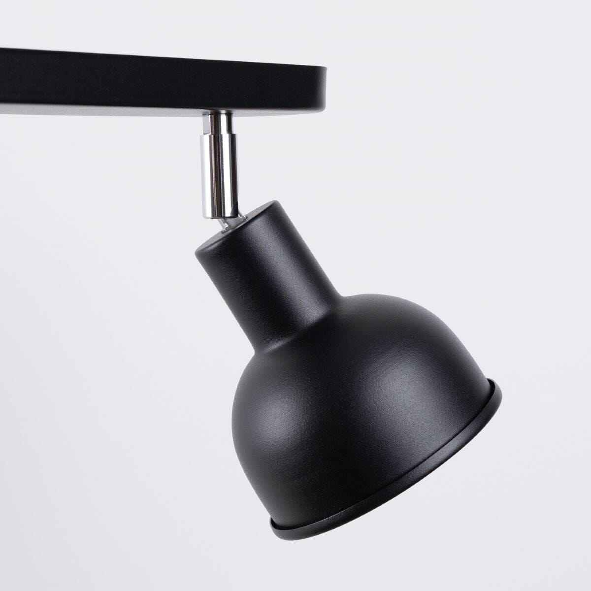 Czarna lampa sufitowa Elba z dwoma źródłami E27, z regulowanym kloszem w kształcie stożka. Klosz wykonany z matowego metalu, zamocowany na prostokątnej podstawie. Ujęcie z boku, ukazujące detal mocowania. Tło jasne, jednolite.