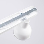 Lampa sufitowa Elba w kolorze białym, z podwójnym punktem świetlnym, z metalowym mocowaniem. Widoczny detal lampy z uchwytem montażowym i przewodami elektrycznymi. Prosty design, zbliżenie na górną część lampy.