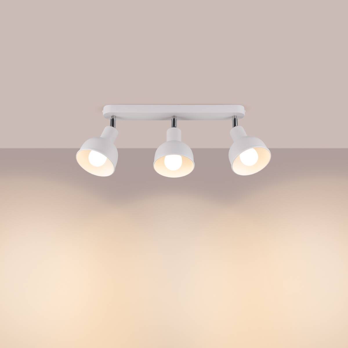 Lampa sufitowa Elba z trzema punktami świetlnymi, biała, zamontowana na prostokątnej podstawie. Klosze w kształcie stożków, skierowane w dół, wykonane z matowego materiału. Oświetlenie przeznaczone do zastosowania z żarówkami E27.
