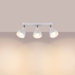 Lampa sufitowa Elba z trzema punktami świetlnymi, biała, zamontowana na prostokątnej podstawie. Klosze w kształcie stożków, skierowane w dół, wykonane z matowego materiału. Oświetlenie przeznaczone do zastosowania z żarówkami E27.