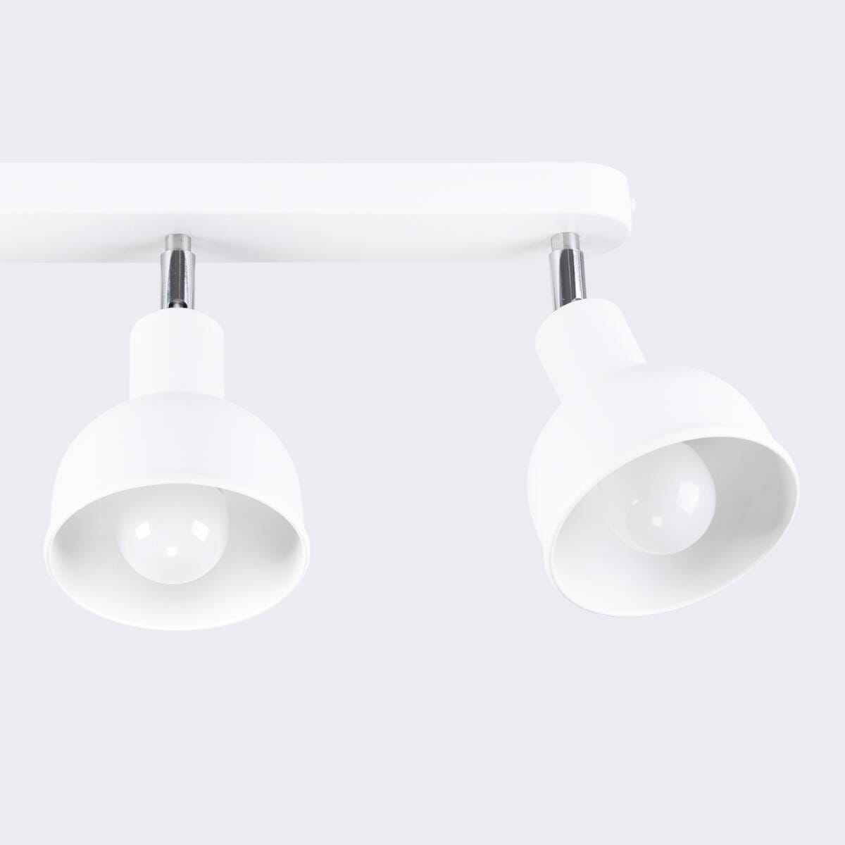 Lampa sufitowa Elba w białym kolorze z trzema głowicami E27. Klosze o okrągłym kształcie, osadzone na prostokątnej podstawie, z metalowymi detalami. Ujęcie z przodu, ukazujące dwa klosze skierowane w dół.