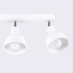 Lampa sufitowa Elba w białym kolorze z trzema głowicami E27. Klosze o okrągłym kształcie, osadzone na prostokątnej podstawie, z metalowymi detalami. Ujęcie z przodu, ukazujące dwa klosze skierowane w dół.