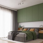 Lampa sufitowa Elba (spot) z trzema źródłami światła E27, w białej obudowie. Ujęcie z góry, ukazujące lampę zamontowaną na suficie w nowoczesnej sypialni z zielonymi meblami i jasnymi zasłonami.
