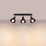 Lampa sufitowa Elba z trzema reflektorami E27, w kolorze czarnym, zamontowana na prostej, metalowej ramie. Reflektory mają okrągłe klosze z wykończeniem matowym, skierowane w dół. Produkt prezentowany na jednolitym tle.