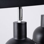 Lampa sufitowa Elba, z trzema miejscami na żarówki E27, w kolorze matowej czerni. Widok z bliska pokazuje metalowe mocowanie oraz podstawę lampy, z chromowanym detalem łączącym elementy. Tło jasne, podkreślające design.