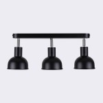 Lampa sufitowa Elba w kolorze czarnym z trzema regulowanymi reflektorami E27. Posiada prostokątną, metalową podstawę. Ujęcie frontalne, produkt zamontowany na suficie, na jednolitym tle.